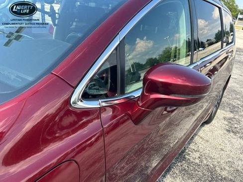 Used 2021 Chrysler Pacifica Touring w/ Cold Weather Group FWD image 4