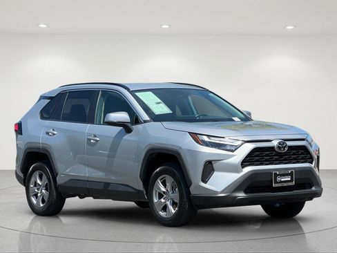 Used 2025 Toyota RAV4 XLE AWD/4WD image 7