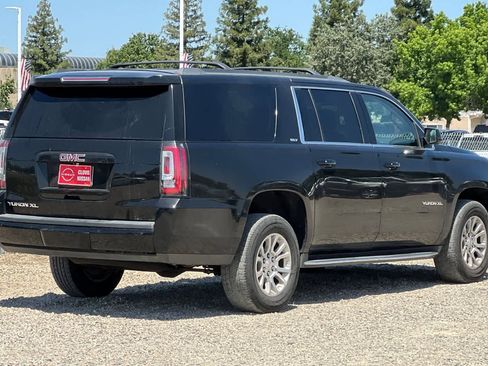 Used 2017 GMC Yukon XL SLT RWD image 3
