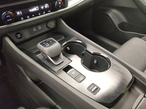 Used 2024 Nissan Rogue SV image 26