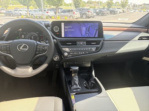 Used 2025 Lexus ES 300h w/ Premium Package FWD image 29