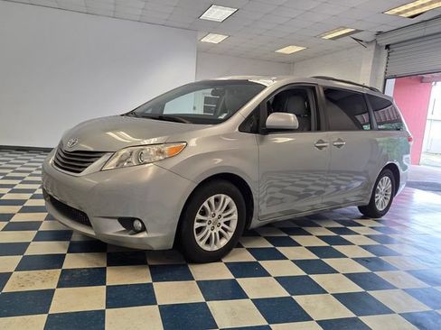 Used 2013 Toyota Sienna XLE w/ Premium Pkg FWD image 3