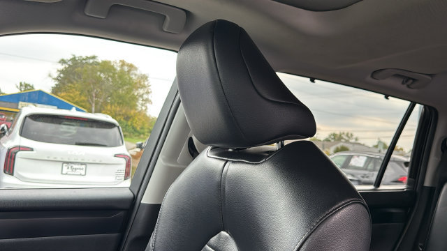 Used 2022 Toyota Highlander XLE AWD/4WD image 24