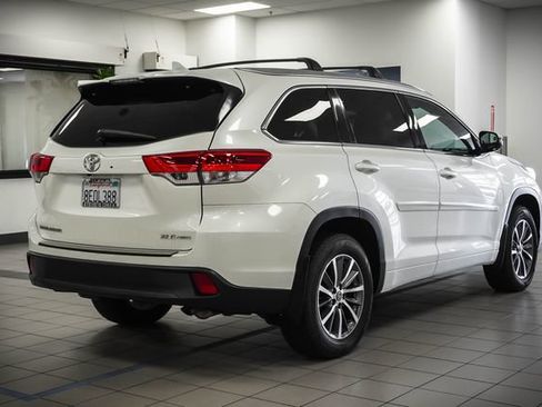Used 2018 Toyota Highlander XLE w/ Carpet Mat Package (TMS) AWD/4WD image 6