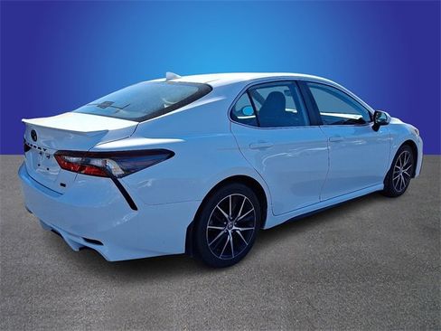 Used 2024 Toyota Camry SE image 4