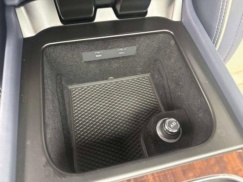 Certified 2025 Bentley Bentayga AWD/4WD image 21