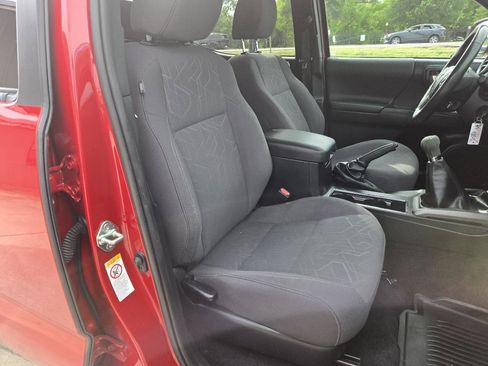 Used 2017 Toyota Tacoma TRD Sport w/ Premium & Technology Package AWD/4WD image 9