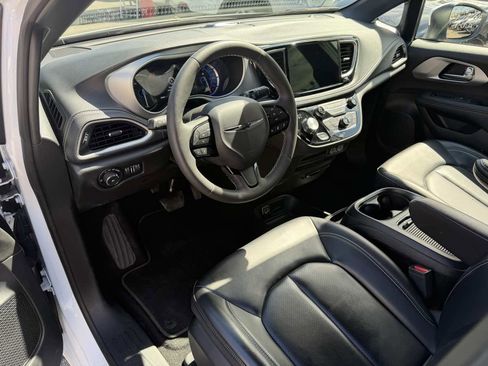 Used 2023 Chrysler Pacifica Touring-L w/ S Appearance Package image 7