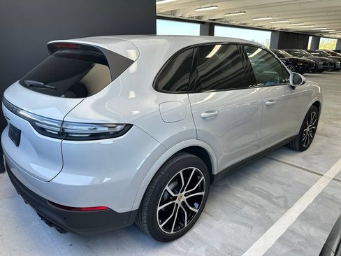 Used 2023 Porsche Cayenne Platinum Edition AWD/4WD image 2