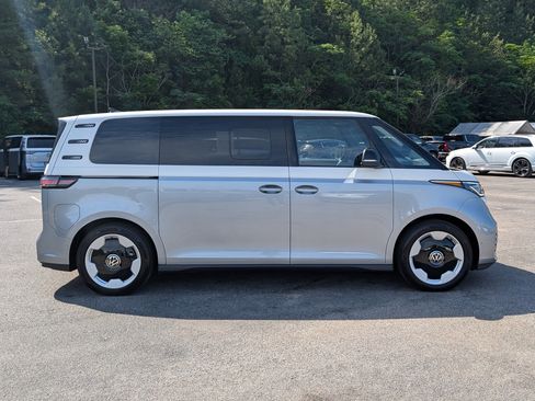 Used 2025 Volkswagen ID. Buzz Pro S Plus RWD image 11