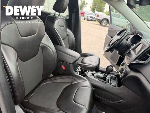 Used 2021 Jeep Cherokee Latitude Plus AWD/4WD image 34