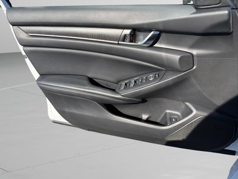 Used 2018 Honda Accord EX image 18