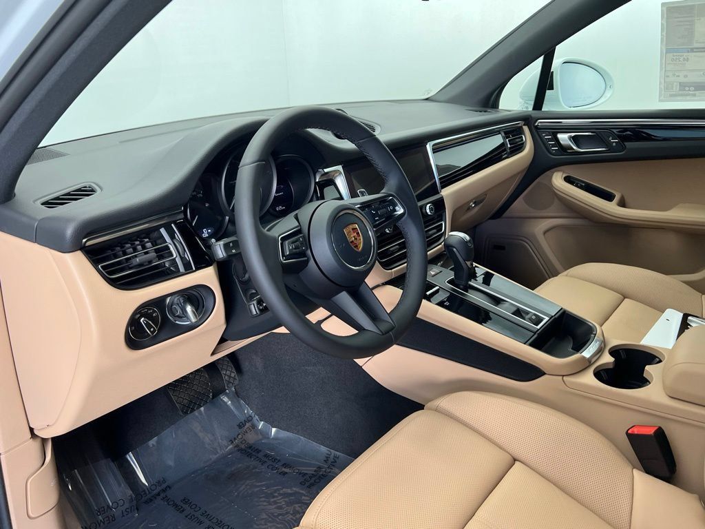 Certified 2026 Porsche Macan AWD/4WD image 4