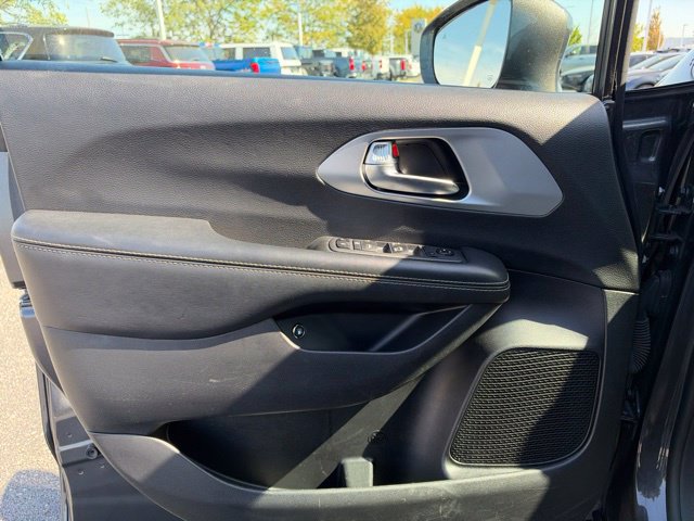 Used 2020 Chrysler Pacifica Touring-L w/ S Appearance Package FWD image 24