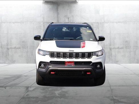 Used 2025 Jeep Compass Trailhawk w/ Trailer Tow Group AWD/4WD image 3