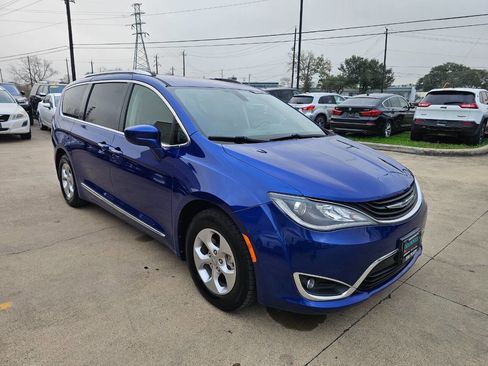 Used 2018 Chrysler Pacifica Touring-L image 3
