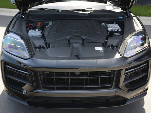 Certified 2024 Porsche Cayenne Turbo GT AWD/4WD image 33