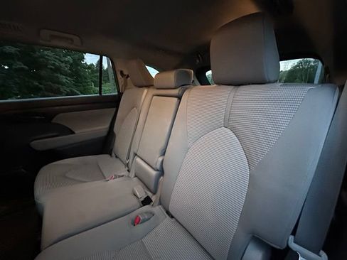 Used 2020 Toyota Highlander LE AWD/4WD image 11