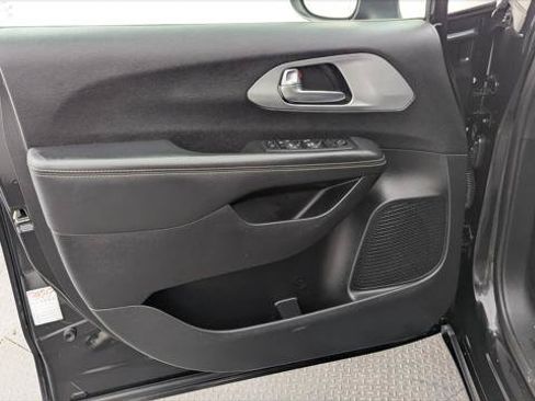 Used 2023 Chrysler Pacifica Touring FWD image 13