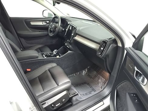 Used 2025 Volvo XC40 B5 Plus w/ Protection Package Premier AWD/4WD image 16