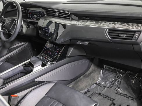 Used 2022 Audi e-tron Premium w/ Convenience Plus Package image 46