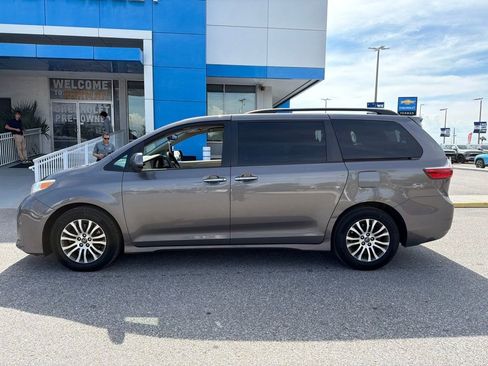 Used 2018 Toyota Sienna XLE w/ XLE Navigation Package FWD image 2