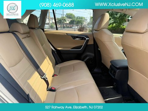Used 2020 Toyota RAV4 Limited FWD image 25