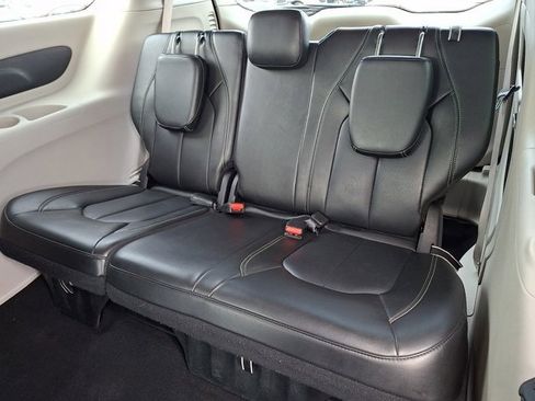 Certified 2023 Chrysler Pacifica Touring-L image 14