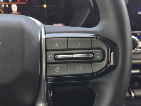 Used 2025 Chevrolet Colorado ZR2 w/ Technology Package AWD/4WD image 24