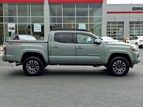 Used 2022 Toyota Tacoma TRD Sport w/ TRD Premium Sport Package AWD/4WD image 8