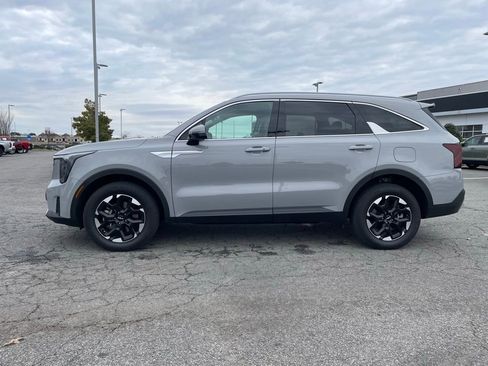 Used 2025 Kia Sorento S image 4