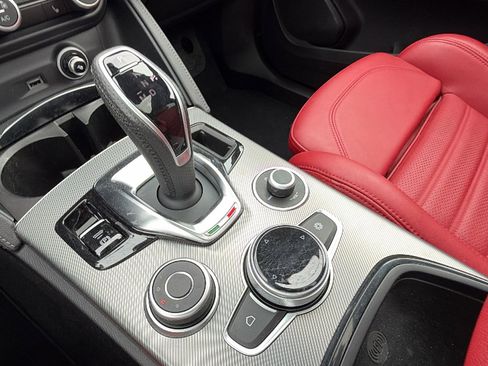 Used 2024 Alfa Romeo Stelvio Veloce AWD/4WD image 31