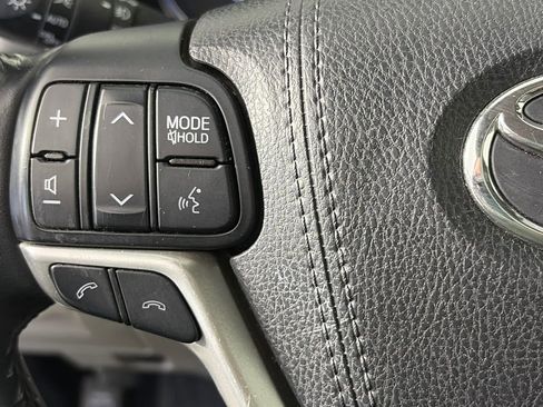 Used 2017 Toyota Highlander XLE w/ Carpet Mat Package AWD/4WD image 17