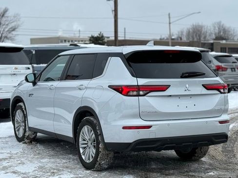 Used 2023 Mitsubishi Outlander ES image 42