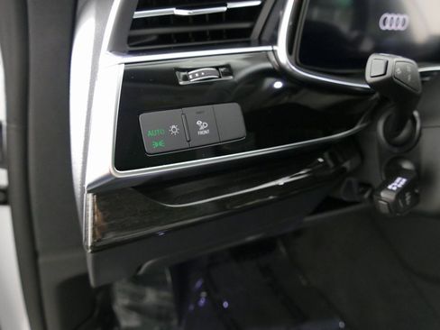 Used 2024 Audi Q8 Premium image 14