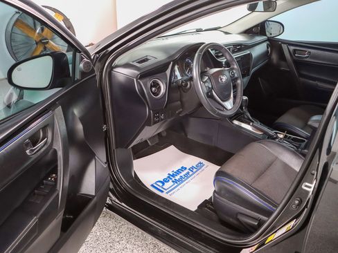 Used 2018 Toyota Corolla SE FWD image 3