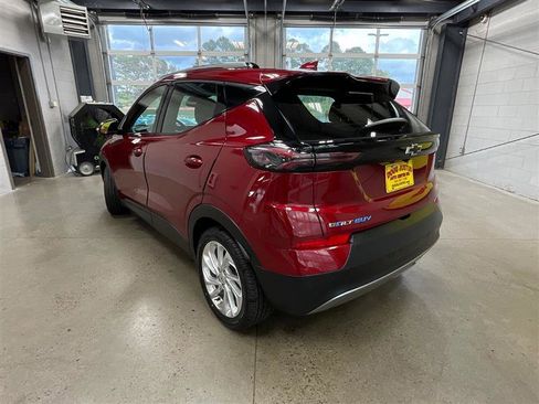 Used 2022 Chevrolet Bolt EUV LT w/ Comfort Package FWD image 3