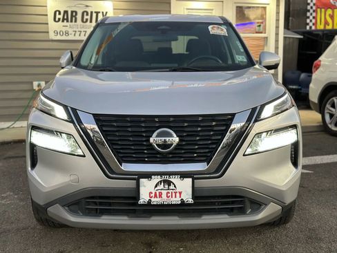 Used 2021 Nissan Rogue SV image 2