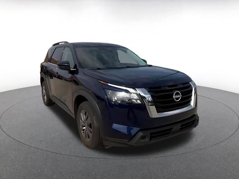 Used 2025 Nissan Pathfinder SV FWD image 3
