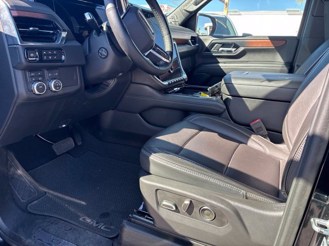 Used 2025 GMC Yukon XL Denali AWD/4WD image 3