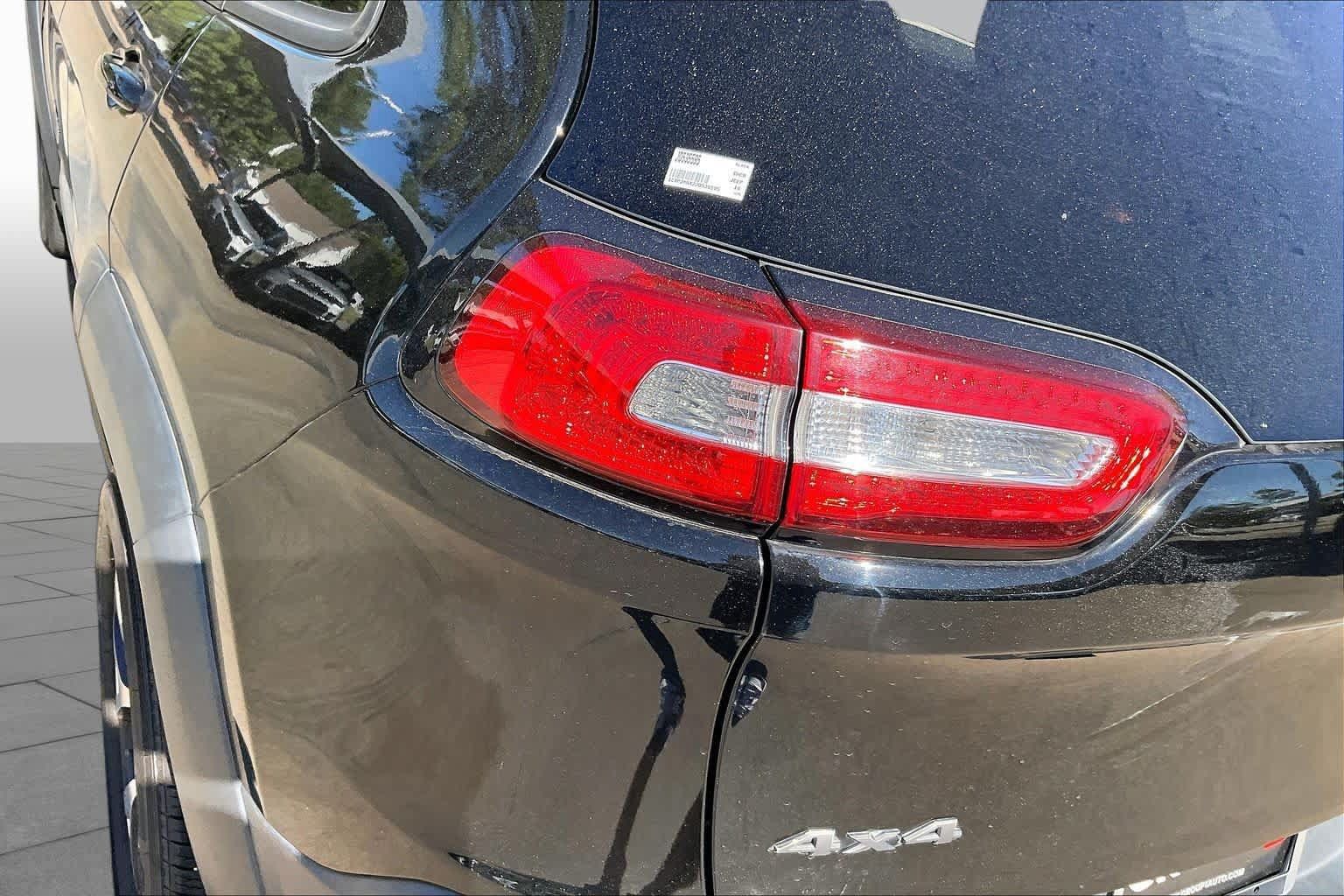 Used 2018 Jeep Cherokee Trailhawk AWD/4WD image 28