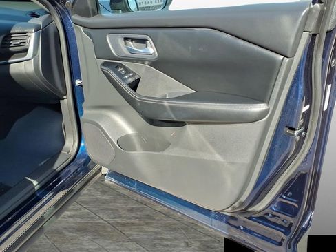 Used 2025 Nissan Rogue SV FWD image 21