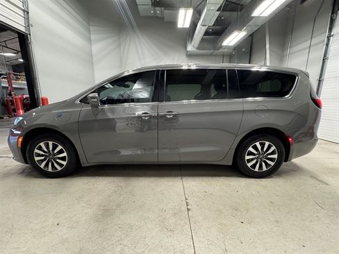 Used 2022 Chrysler Pacifica Touring-L FWD image 4