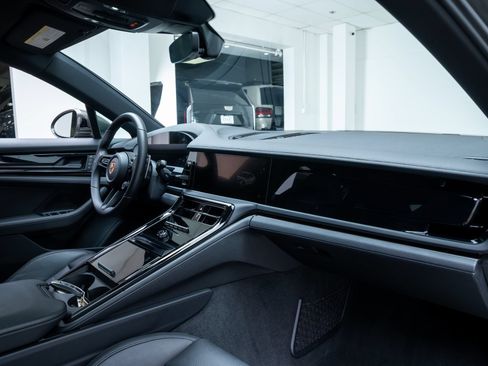 Used 2024 Porsche Panamera RWD image 31