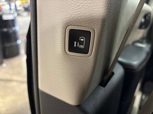 Used 2020 Chrysler Pacifica Touring-L FWD image 30