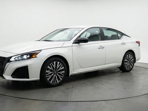 Used 2025 Nissan Altima 2.5 SV FWD image 3