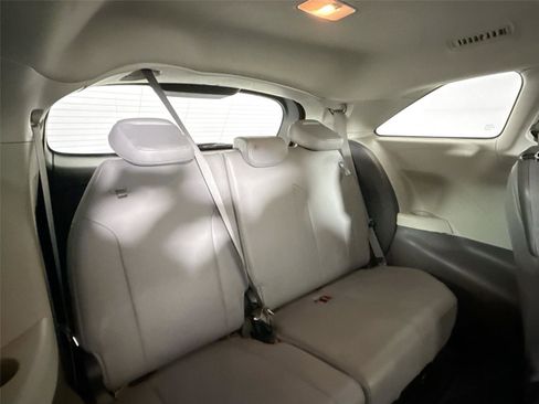 Certified 2021 Toyota Sienna XLE image 40