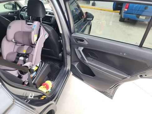 Used 2020 Volkswagen Tiguan SE w/ Panoramic Sunroof Package image 17