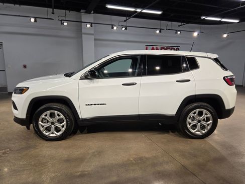 Used 2025 Jeep Compass Sport image 4
