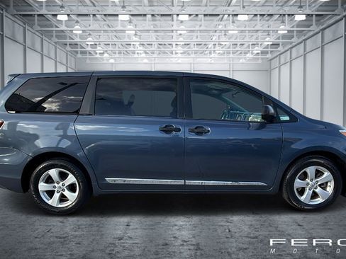 Used 2017 Toyota Sienna L image 6